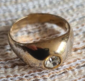 grote ring met steen beschikbaar voor biedingen