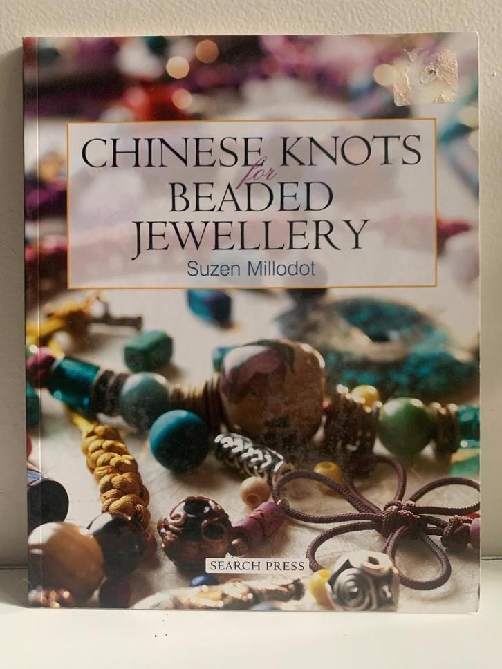 Boek Chinese knots for beaded jewellery (Suzen Millodot), Boeken, Hobby en Vrije tijd, Zo goed als nieuw, Sieraden maken, Ophalen of Verzenden