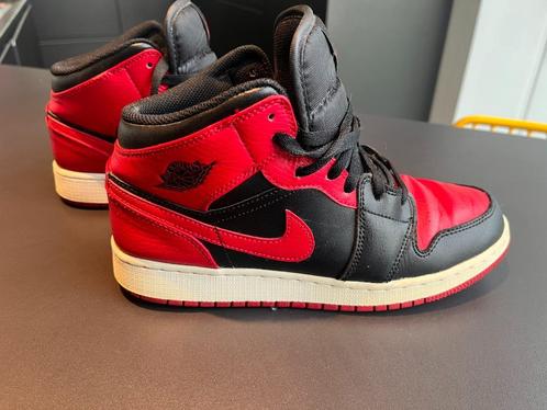 Nike Air Jordan 1 Mid Banned 2020 maat EU 39/US 6.5, Kleding | Dames, Schoenen, Zo goed als nieuw, Sneakers, Rood, Ophalen