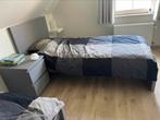 2 bedden met lattenbodem en matras en nachtafel