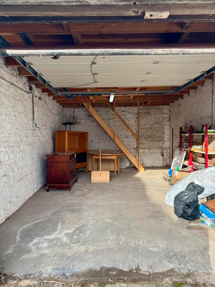 Gesloten garage + grote bergruimte — 150€/maand, Immo, Garages en Parkeerplaatsen, Provincie Henegouwen
