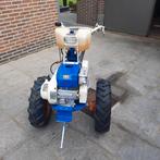 Tuinfrees met kantelploeg en freesmessen werkend, Motoren