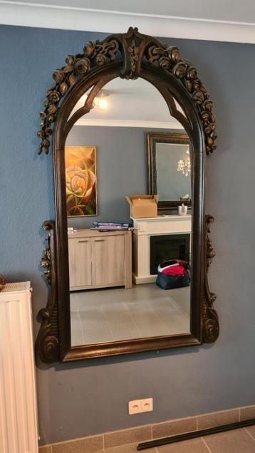 Grote antieke wandspiegel met de hand gesneden rijke decorat beschikbaar voor biedingen
