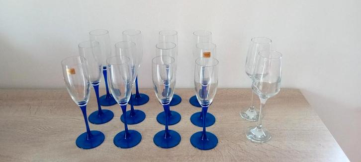 Lot de 12 flûtes à champagne Luminarc pied bleu, Verzamelen, Glas en Drinkglazen, Nieuw, Overige typen, Ophalen