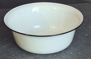 Jolie ancienne bassine émaillée blanche bord bleu beschikbaar voor biedingen