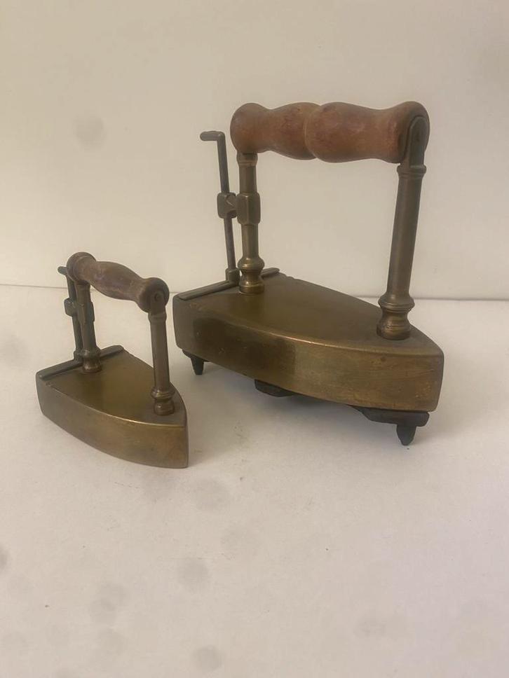 Antieke Strijkijzers - Set van Twee - compleet., Antiek en Kunst, Antiek | Brons en Koper, Ophalen of Verzenden