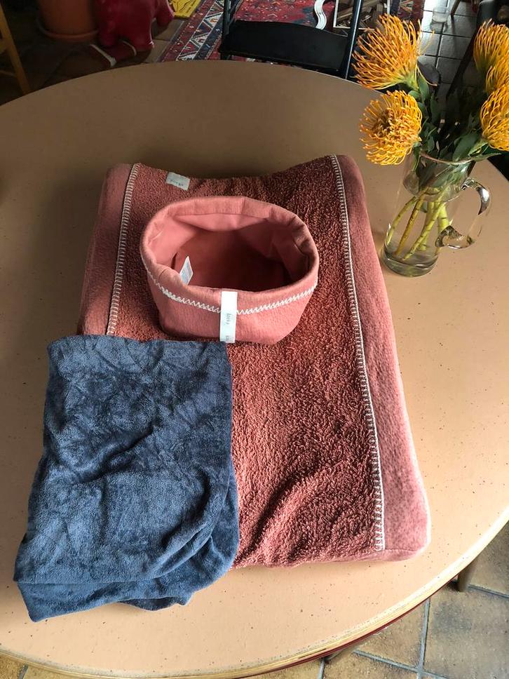 2 hoezen verzorgingskussen + stoffen opbergmandje, Kinderen en Baby's, Badjes en Verzorging, Gebruikt, Aankleedkussen, Ophalen