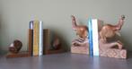2 paar houten boekensteunen: met dobbelstenen en olifanten, Gebruikt, Ophalen of Verzenden, Boekensteunen