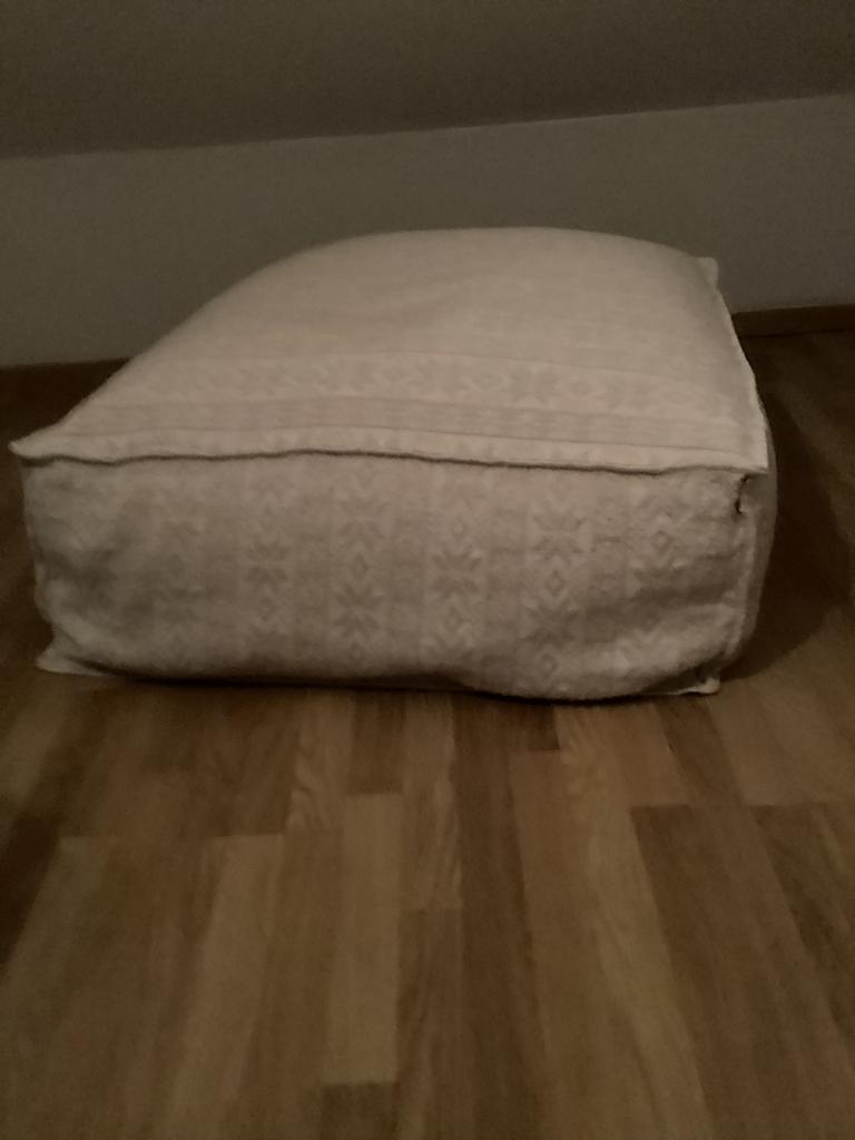 Beige poef, Ophalen, Vierkant, 100 tot 125 cm, Zo goed als nieuw