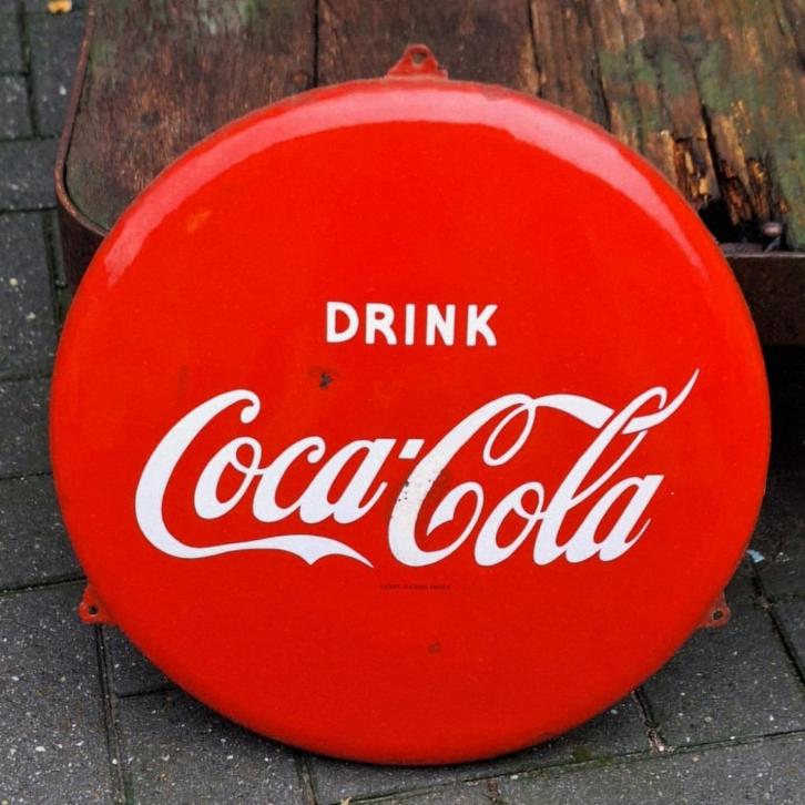 Origineel Hollandse emaille Coca Cola button, Emrec Eemnes., Verzamelen, Merken en Reclamevoorwerpen, Gebruikt, Reclamebord, Ophalen of Verzenden