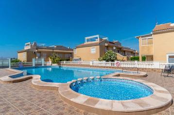 Verzorgde bovenwoning met een groot dakterras in Torrevieja. beschikbaar voor biedingen