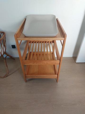Verzorgingstafel hout  beschikbaar voor biedingen