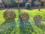Diverse grote roestige ballen gemaakt van oude hoefijzers, Tuin en Terras, Tuinbeelden, Ophalen of Verzenden, Zo goed als nieuw
