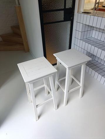2 witte houten krukken beschikbaar voor biedingen