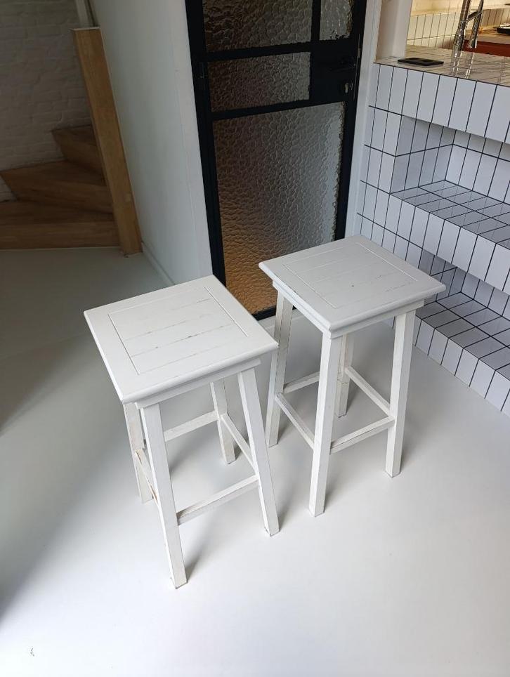 2 witte houten krukken, Huis en Inrichting, Barkrukken, Gebruikt, 60 tot 90 cm, Hout, 2 krukken, Ophalen