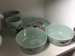 Kinder eetset in kunststof 2x(bekers, borden & kommetjes), Enlèvement, Comme neuf, Autres types