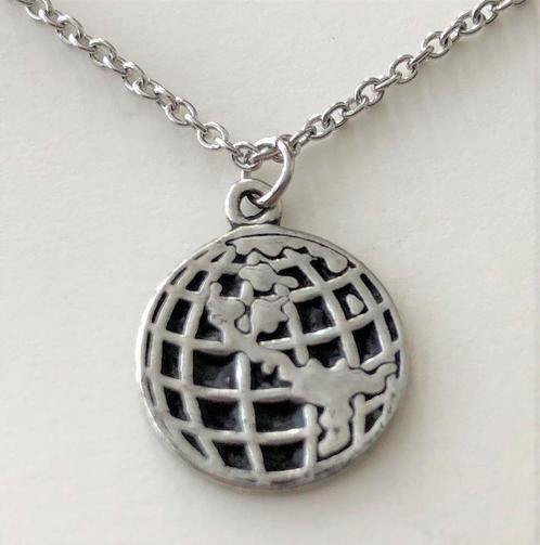 Wereldbol, verzilverde hanger aan ketting, op cadeaukaartje, Handtassen en Accessoires, Kettingen, Nieuw, Zilver, Met hanger, Ophalen of Verzenden