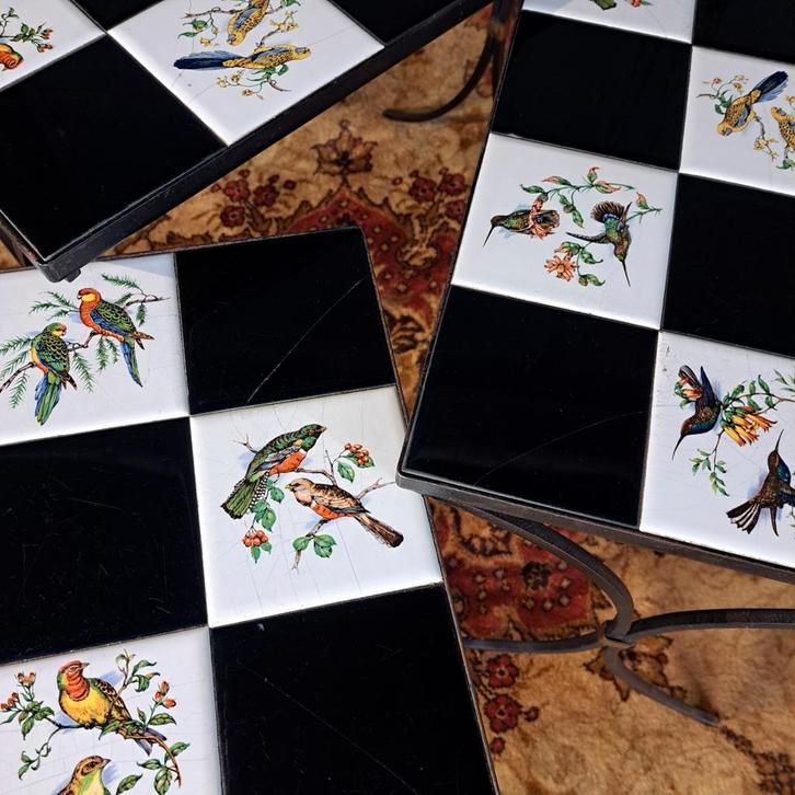 Nesttafels, dambordpatroon met vogels (ijzer en keramiek), Antiek en Kunst, Antiek | Meubels | Tafels, Ophalen of Verzenden