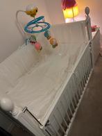Babybed met bekleding en mobieltje, Ophalen, Zo goed als nieuw, Minder dan 140 cm, Matras