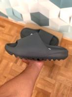 Yeezy Slide ‘Slate Grey’ EU44,5 (4x), Kleding | Heren, Schoenen, Overige kleuren, Nieuw, Ophalen of Verzenden, Sneakers