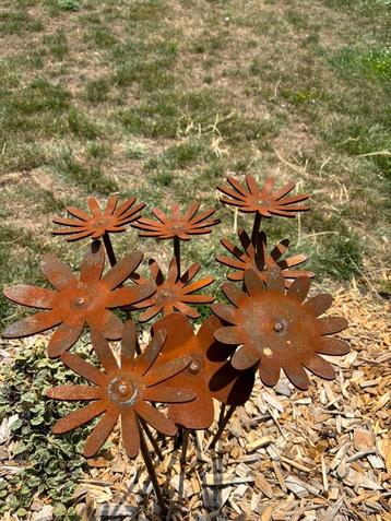Cortenstalen bloemen. Tuinprikkers beschikbaar voor biedingen