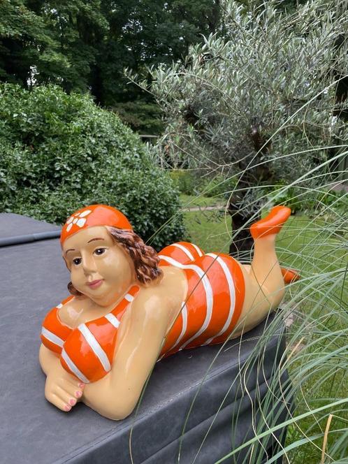 (tuin)beeld Liggende dame jacuzzi tuin zwembad vijver 80cm, Tuin en Terras, Tuinbeelden, Nieuw, Mensenbeeld, Kunststof, Ophalen