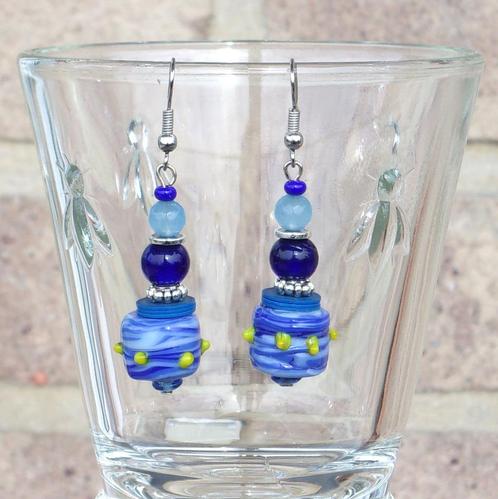 Aquamarijn oorbellen en blauw handgemaakt glas, Handtassen en Accessoires, Oorbellen, Nieuw, Hangers, Glas, Blauw, Met edelsteen