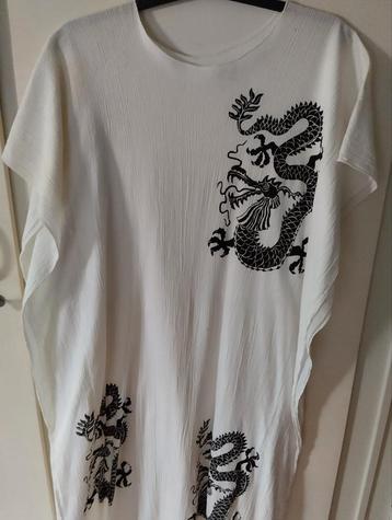 Lang licht wit zomerkleed draak zwart beschikbaar voor biedingen