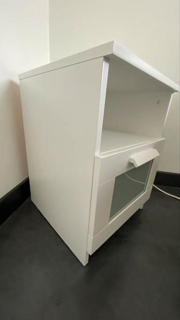 IKEA Nachtkasten met schuif beschikbaar voor biedingen