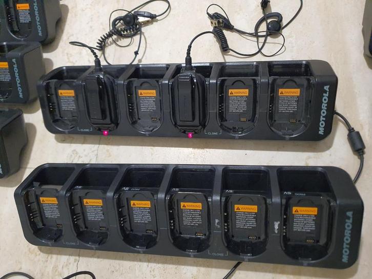 Chargeur multiple pour walie talkie Motorola série CLP, Telecommunicatie, Portofoons en Walkie-talkies, Zo goed als nieuw, Ophalen