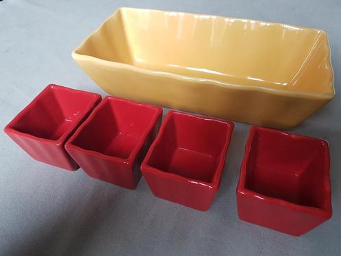 Plat en céramique jaune et 4 pièces rouges boite d'origine, Maison & Meubles, Cuisine | Vaisselle, Neuf, Récipient(s), Uni, Céramique