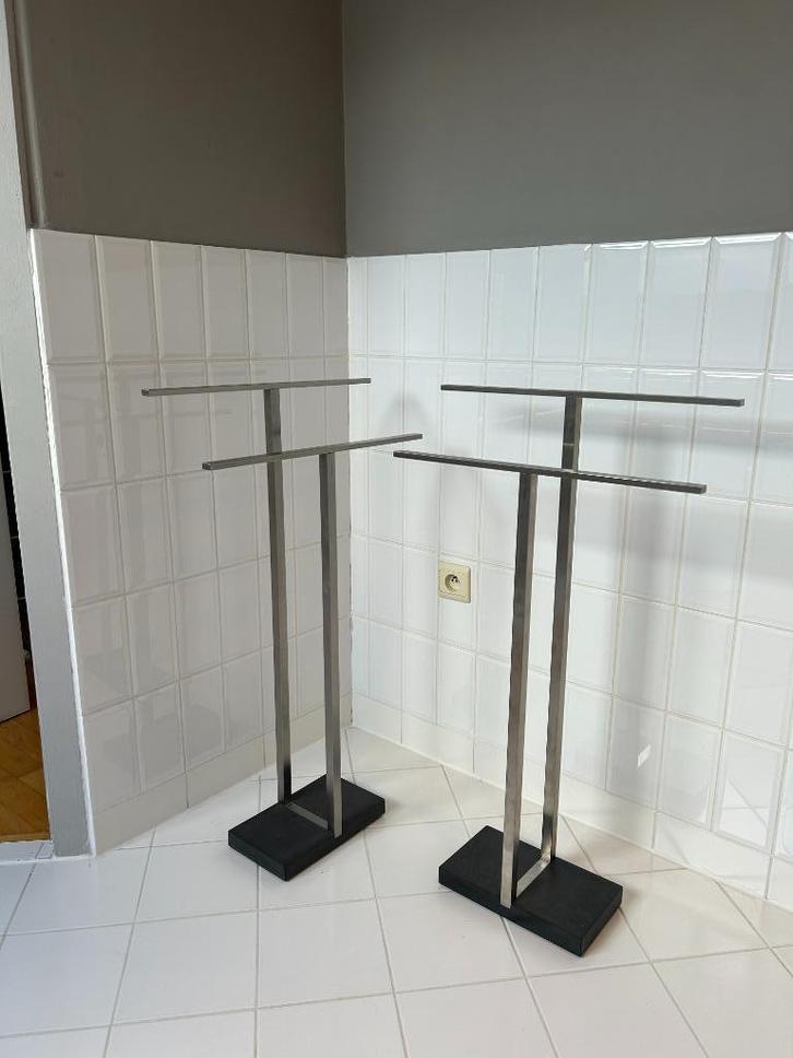 2x Blomus handdoekrek "menoto"  (RVS mat, polystone voet), Huis en Inrichting, Woonaccessoires | Overige, Zo goed als nieuw, Ophalen