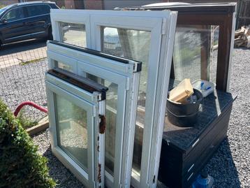 PVC-frame wit van binnen/bruin van buiten beschikbaar voor biedingen
