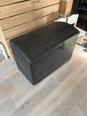 Houten opbergbox met handvaten beschikbaar voor biedingen