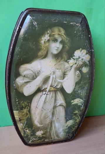 Ancienne boîte de chocolat Minerva. Dans un état moindre., Enlèvement ou Envoi, Comme neuf