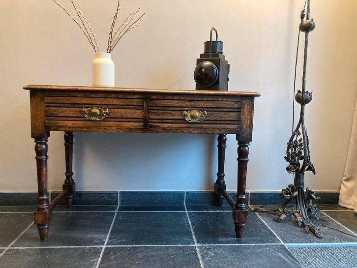 Antiek Engels tafeltje met 2 schuiven. Vol eiken hout., Maison & Meubles, Tables | Dessertes, Utilisé, 25 à 50 cm, 100 à 150 cm