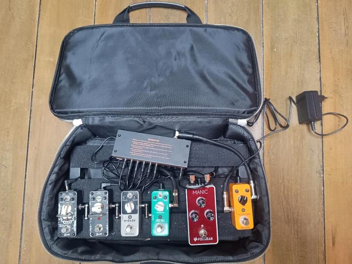 Pedalboard compleet, Musique & Instruments, Effets, Comme neuf, Chorus, Distortion, Overdrive ou Fuzz, Autres types, Compresseur