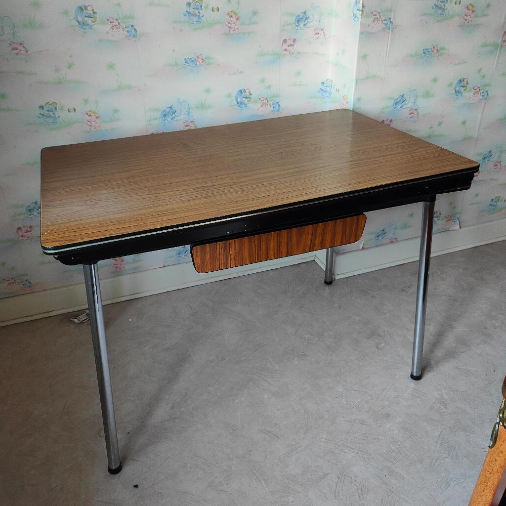 Table en formica années 60 avec allonges et 1 tiroir, Enlèvement