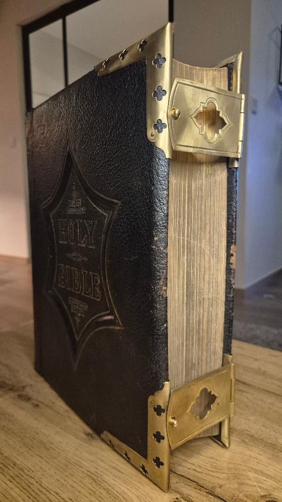 Antieke Victoriaanse Familiebijbel met Messing Sloten, Antiek en Kunst, Antiek | Boeken en Manuscripten, Ophalen of Verzenden