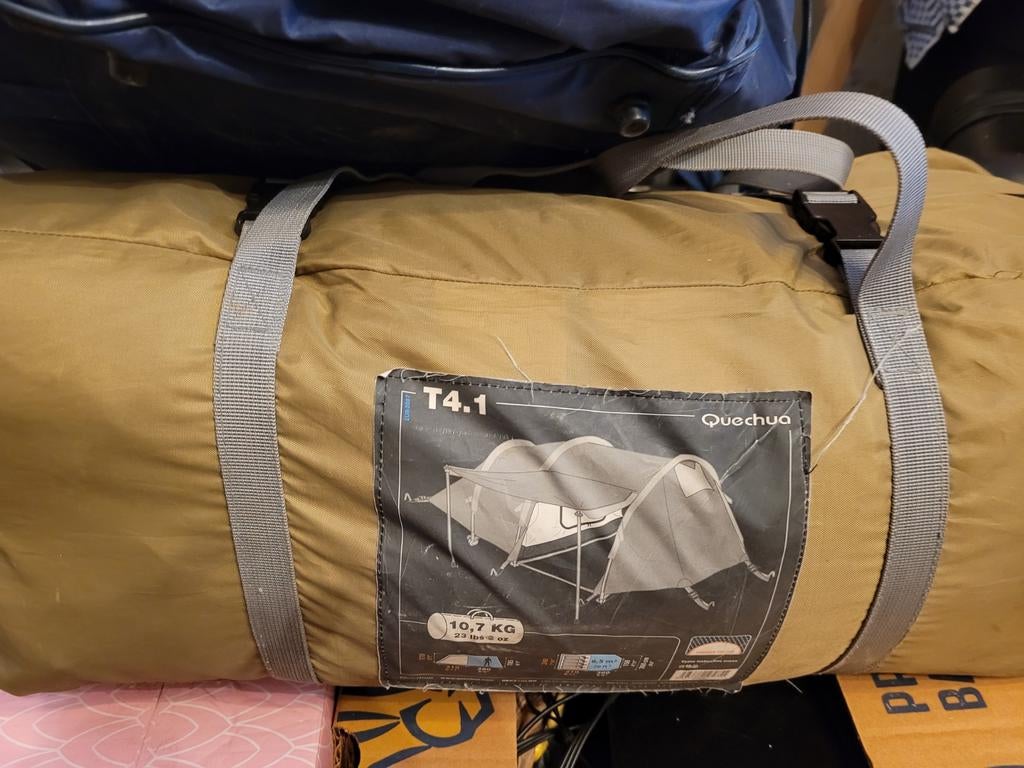 Tente camping avec meuble cuisine