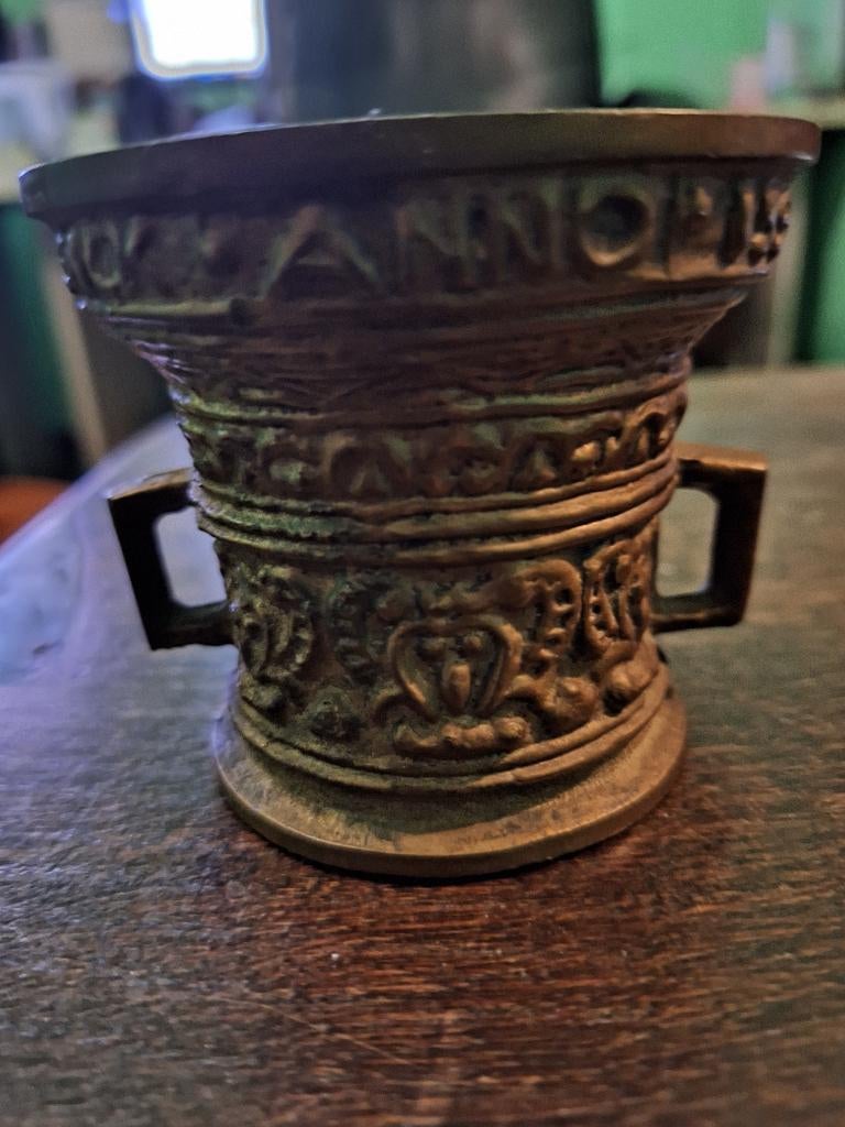 Mortier ancien en bronze doré avec pilon, Enlèvement, Bronze