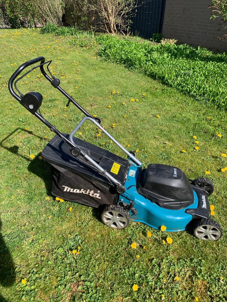 Makita elektrische grasmaaier met draad, Jardin & Terrasse, Tondeuses à gazon, Tondeuse rotative, Comme neuf, 40 à 49 cm, Enlèvement