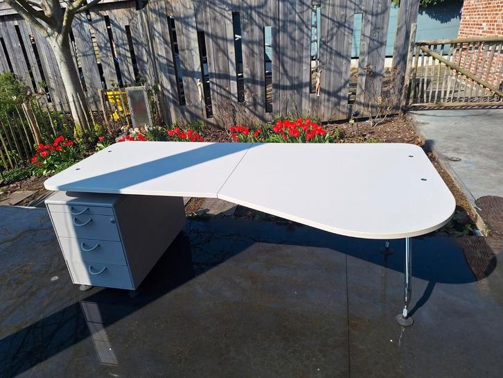 Vitra “Ad Hoc” bureau met ladekast –strak functioneel design, Huis en Inrichting, Bureaus, Modern, Opbergruimte, Ophalen