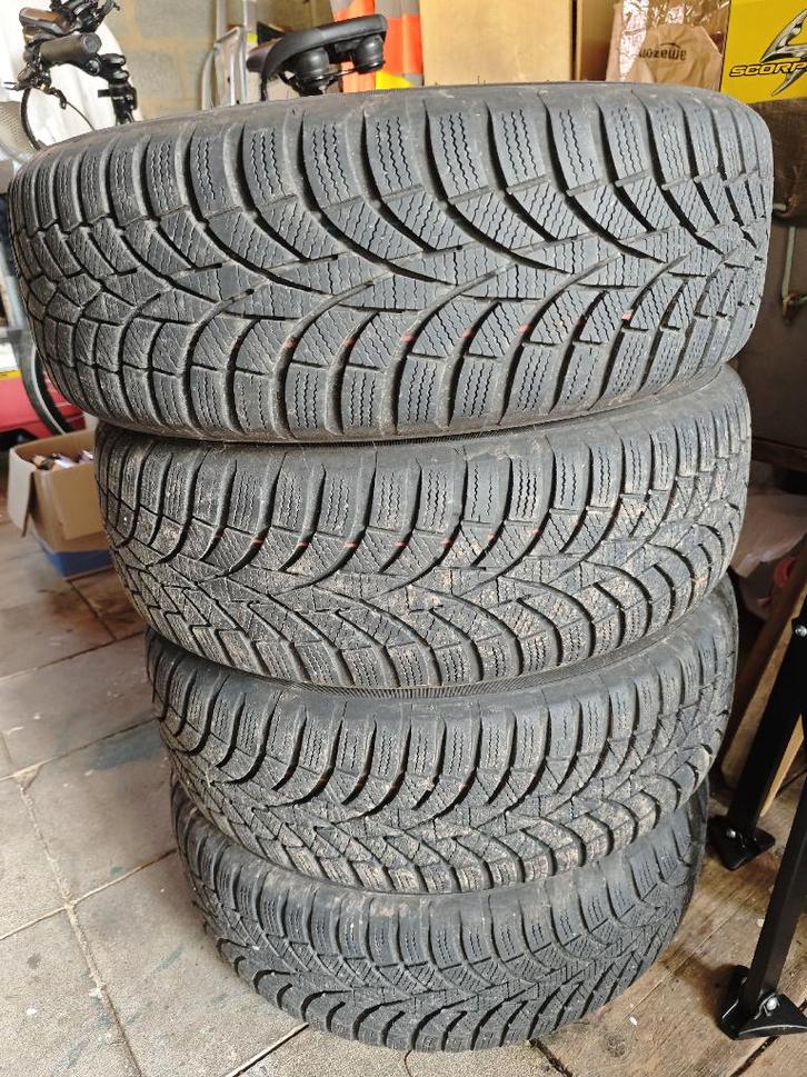 Winterbanden op 185 60 R15 88H velgen, Auto-onderdelen, Banden en Velgen, Band(en), Winterbanden, 15 inch, 185 mm, Personenwagen