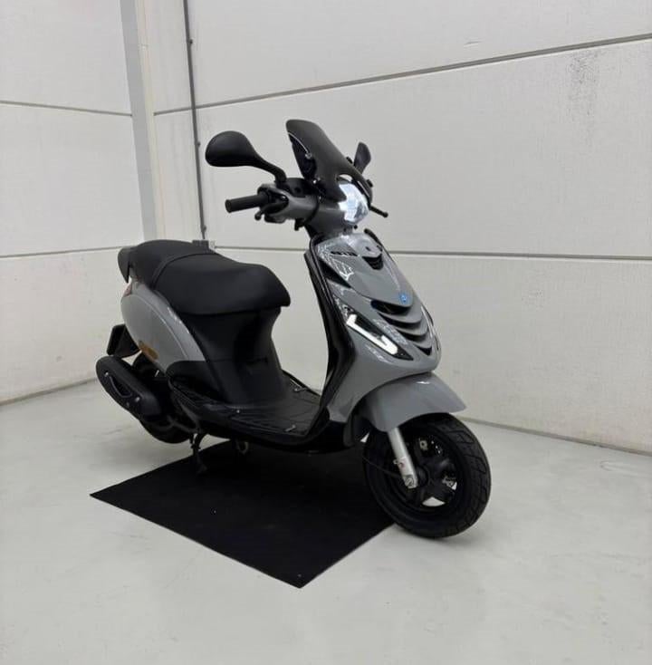 Piaggio Zip 4T I-Get 2018 Glans Nardo Grey FULL OPTION 45km, Ophalen of Verzenden, Zo goed als nieuw