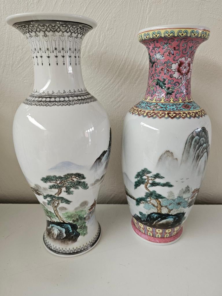 Twee Chinese vazen in porselein China , Midden 20 ste eeuw, Antiek en Kunst, Antiek | Porselein, Verzenden