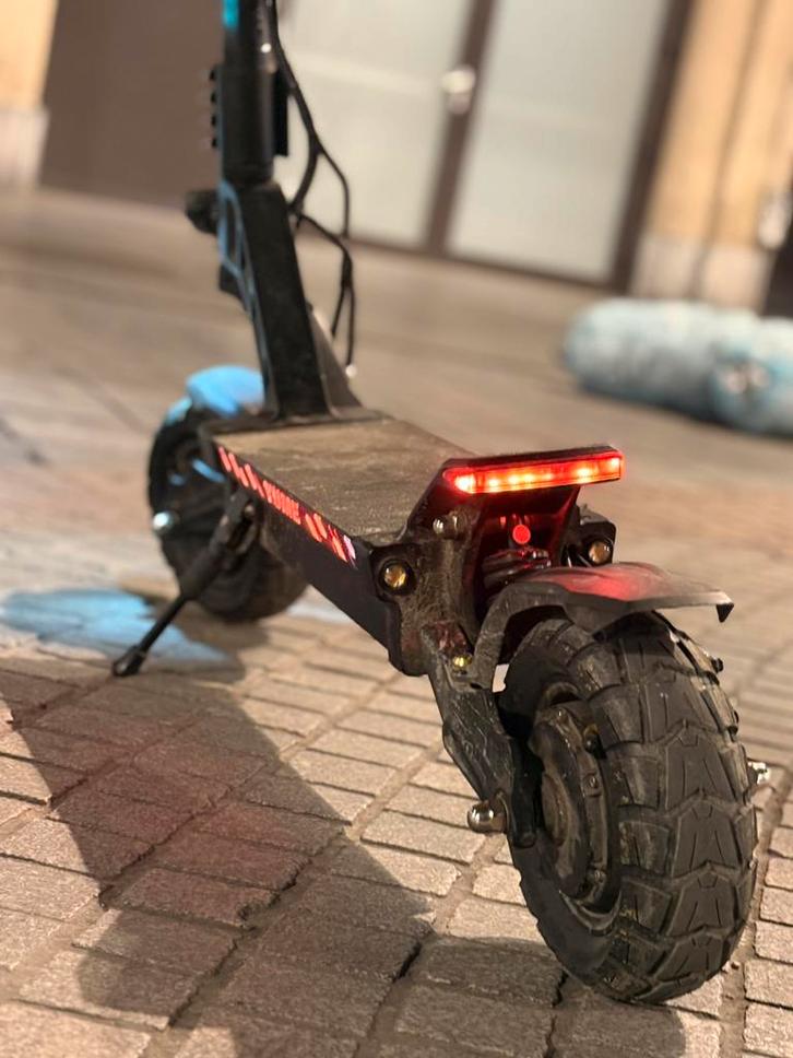 YUME Howk E cooter / E Step, Fietsen en Brommers, Steps, Zo goed als nieuw, Ophalen