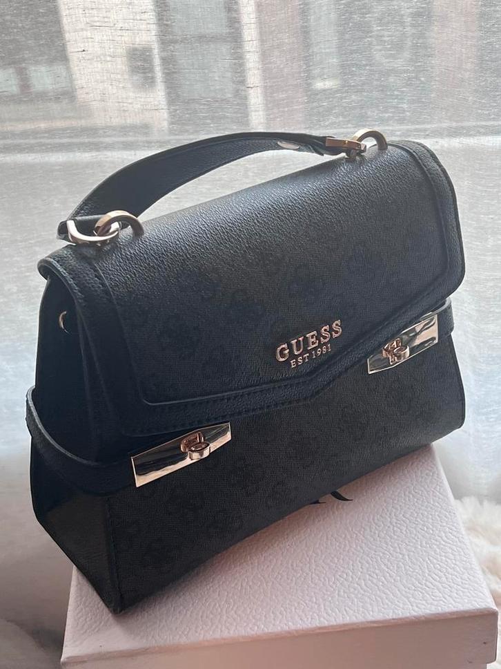 Guess zadie logo top handle flap tas, Handtassen en Accessoires, Beautycases, Zo goed als nieuw, Ophalen