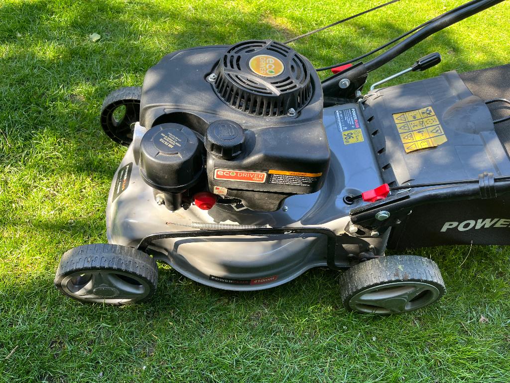 Rijklare grasmaaier powerplus (benzine zelftrekker), Ophalen, Cirkelmaaier, Zo goed als nieuw, Powerplus