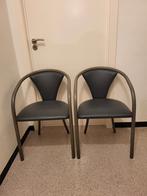 2 degelijke stoelen, Enlèvement